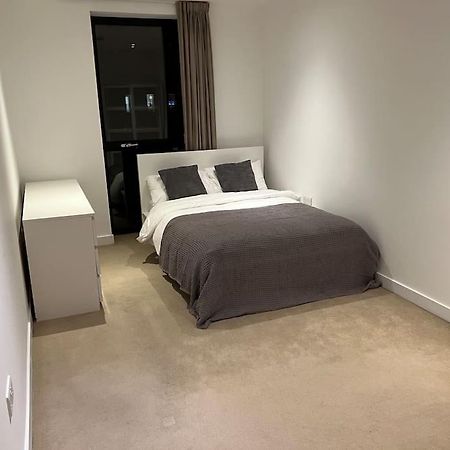 Modern 2 Bed - Olympic Park Stratford Apartment Лондон Екстериор снимка