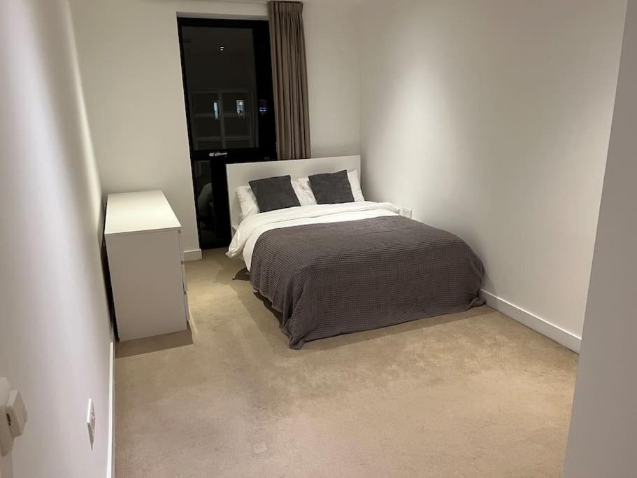 Modern 2 Bed - Olympic Park Stratford Apartment Лондон Екстериор снимка