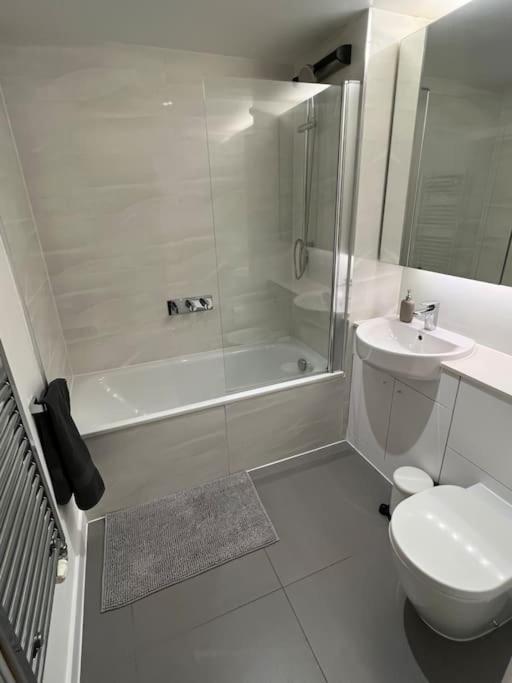 Modern 2 Bed - Olympic Park Stratford Apartment Лондон Екстериор снимка